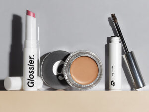 Linha de maquilhagem minimalista, Glossier