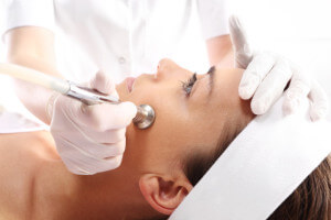 A Microdermoabrasão elimina as toxinas da pele
